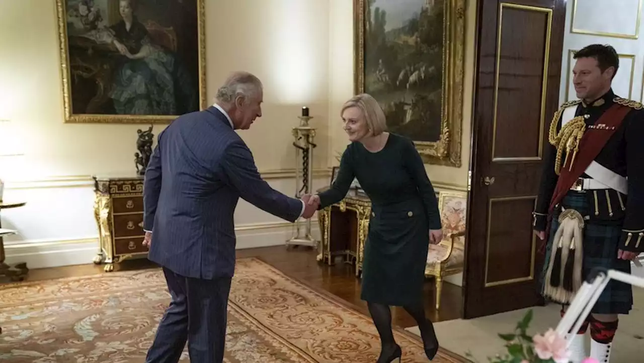 VIDEO. 'Vous revoilà ? Mon Dieu' : la drôle de phrase lancée par Charles III lors de sa rencontre avec Liz Truss