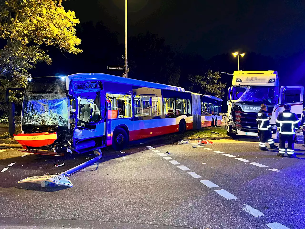 Heftiger Unfall auf der Veddel: Laster rast in Linienbus