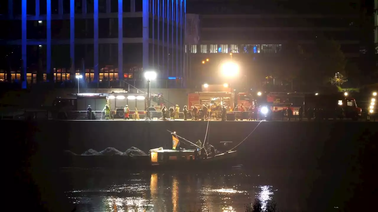 Im Norden: Kohle-Frachter havariert auf der Weser