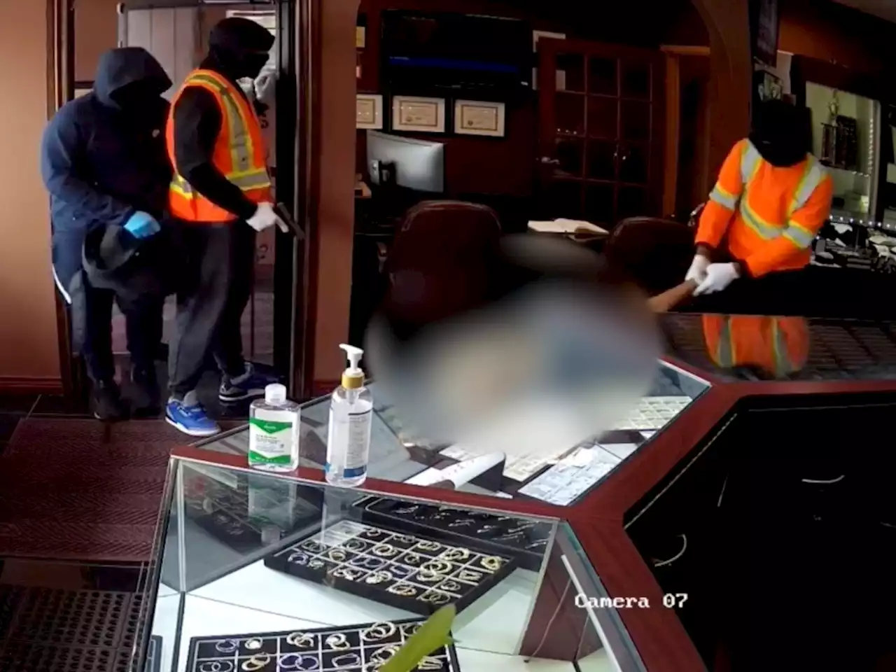 CAUGHT ON CAMERA: Armed robbery in a jewellery store