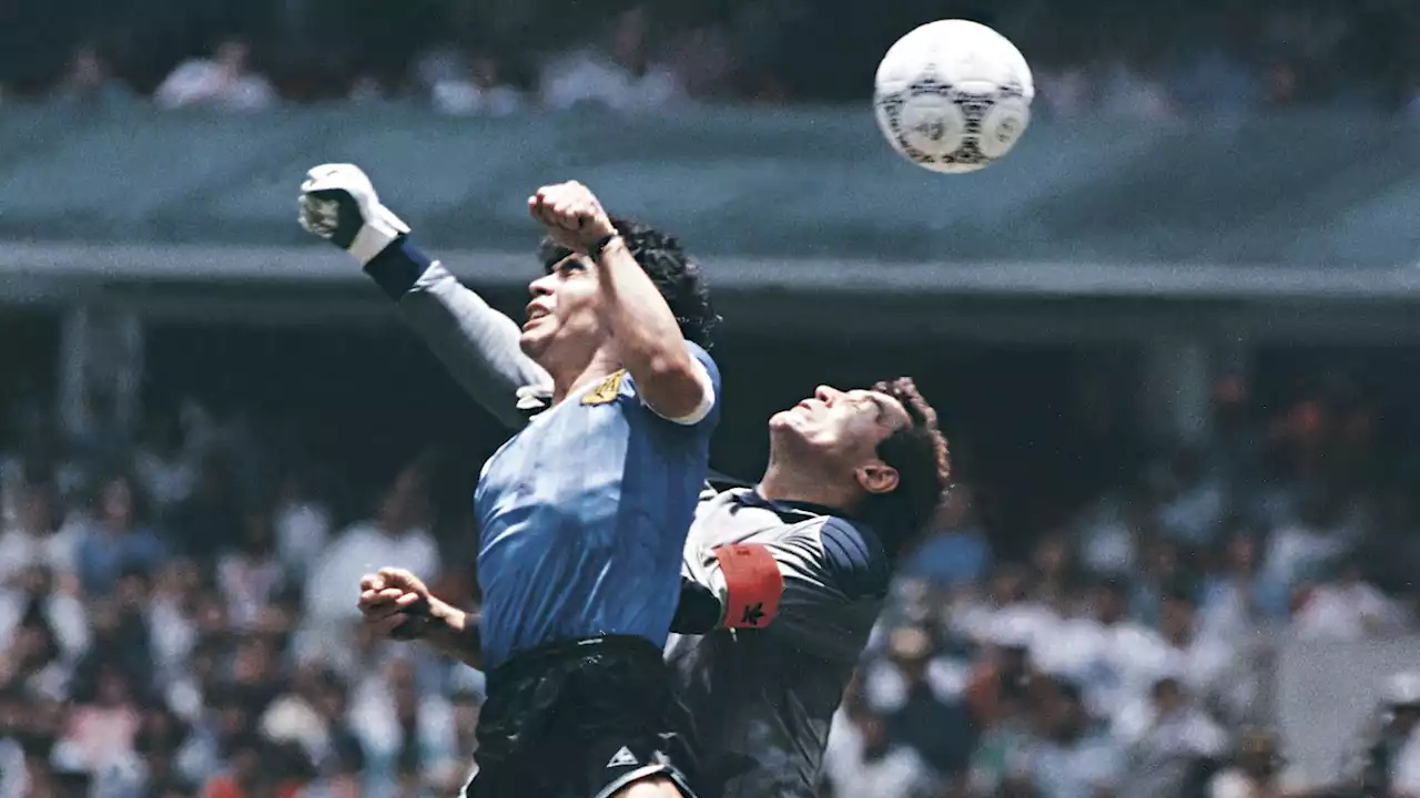 Maradona, il pallone della 'Mano de Dios' all'asta, a venderlo l'arbitro che convalidò il gol