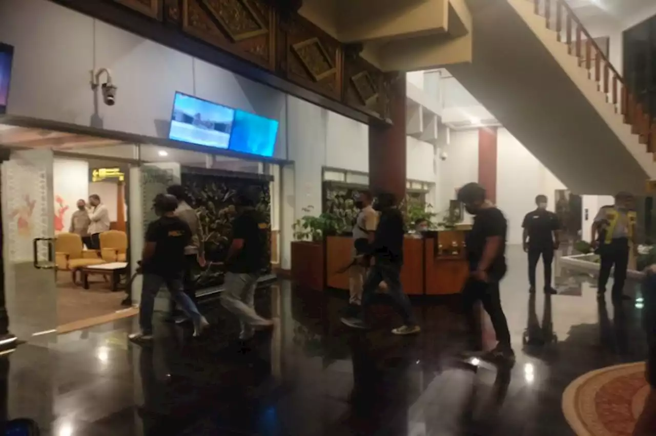 Jelang Kedatangan Apin BK, Pasukan Polisi Bersenjata Lengkap Tiba di Bandara Soetta