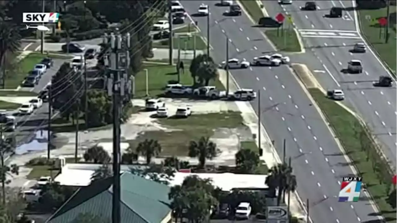 Cruiser plows through fence, hits tree during pursuit along Roosevelt Boulevard