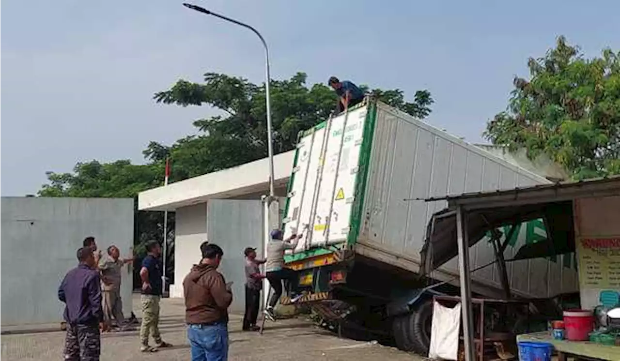 Rem Blong, Truk Kontainer Terjun ke Tebing Kali Cileungsi