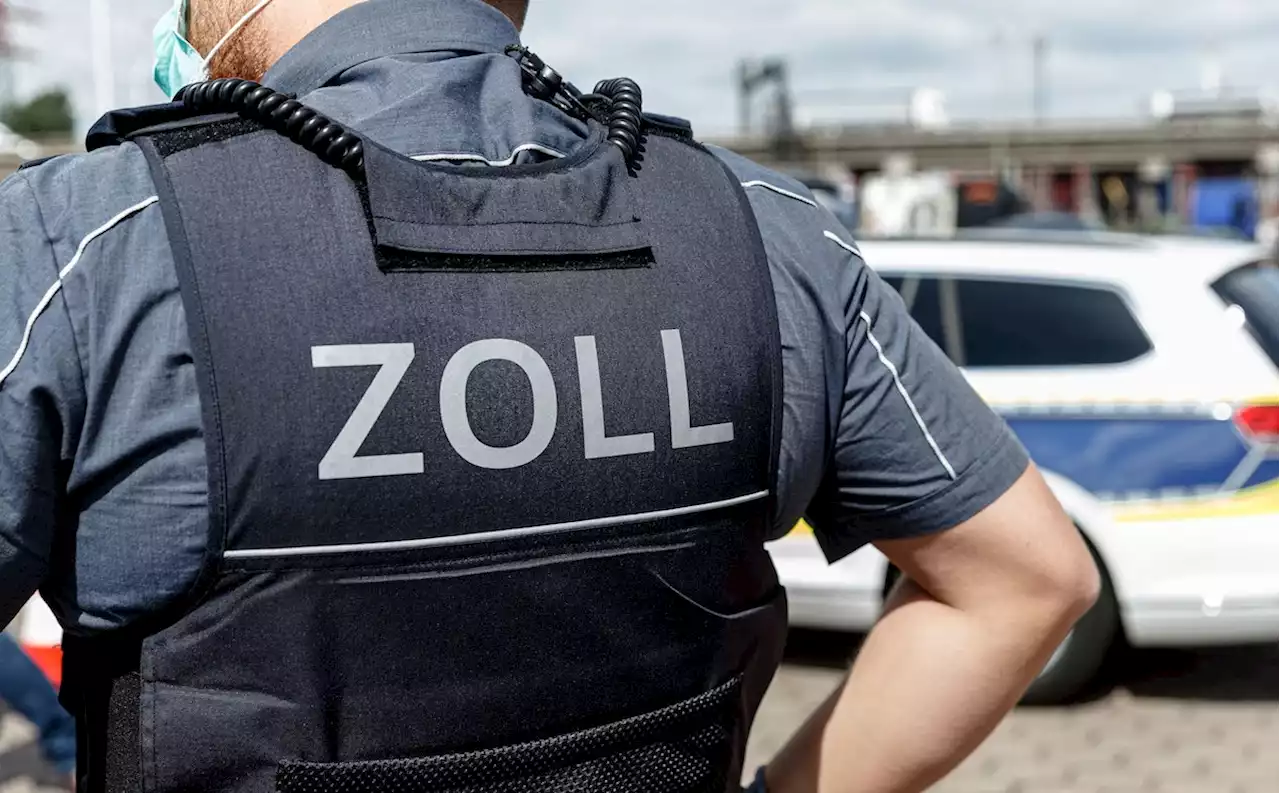 Brandenburger Zoll entdeckt 18 Menschen auf Transporter-Ladefläche