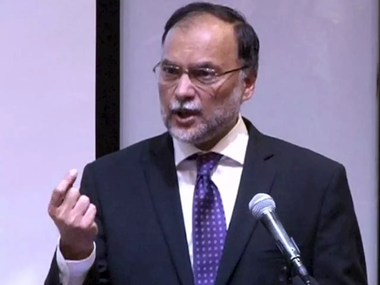 سیلاب متاثرہ علاقوں کی بحالی کا کام بین الاقوامی مدد کے بغیر ممکن نہیں ہے، احسن اقبال - ایکسپریس اردو