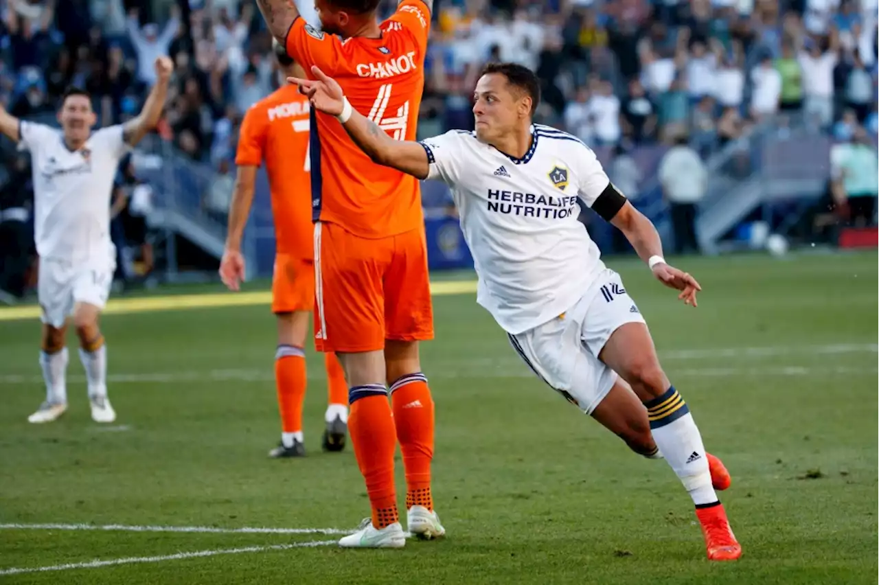 Galaxy’s Chicharito manages pressure as playoffs begin