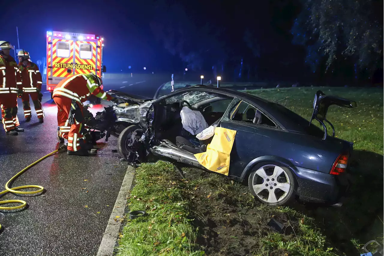 Frontal-Crash im Norden – Frau (50) in Opel eingeklemmt