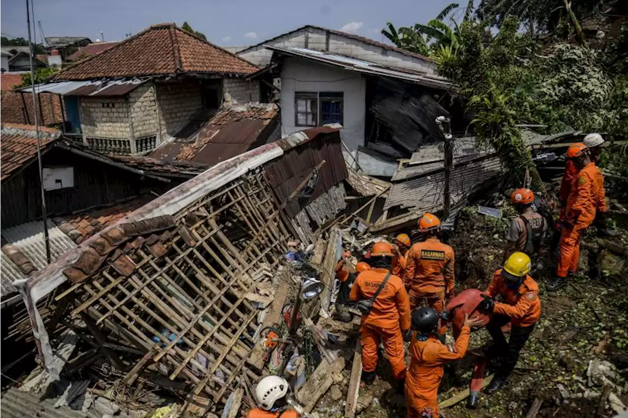 Ratusan Warga Korban Longsor di Kebon Kalapa Bogor Masih Mengungsi |Republika Online