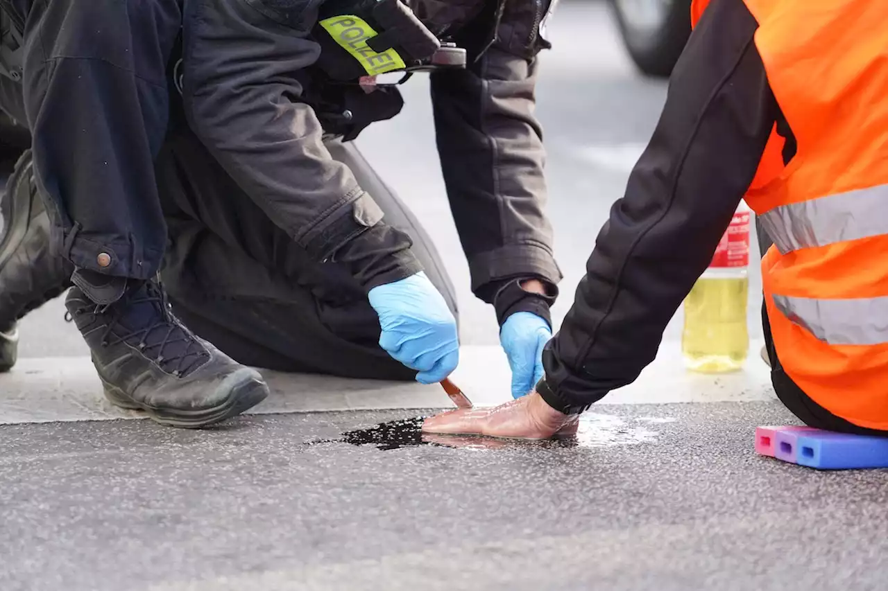 Gegen Klima-Kleber: Berliner Polizei kauft Speiseöl für Hunderte von Euros