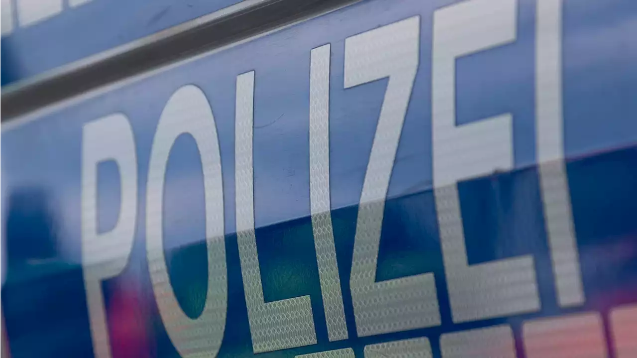 Autofahrer schläft bei laufendem Motor – Polizei weckt ihn