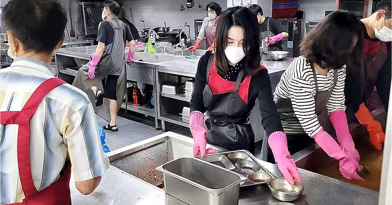 '2시간 묵묵히 설거지, 알고보니 김건희 여사'…신부님도 깜짝 (사진 2장) | 중앙일보