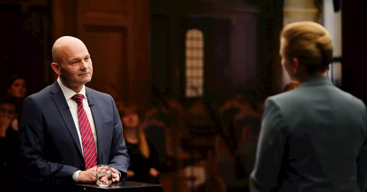 Pape bakkede på sin egen mærkesag midt i debatten: »Tiden er ikke til det«