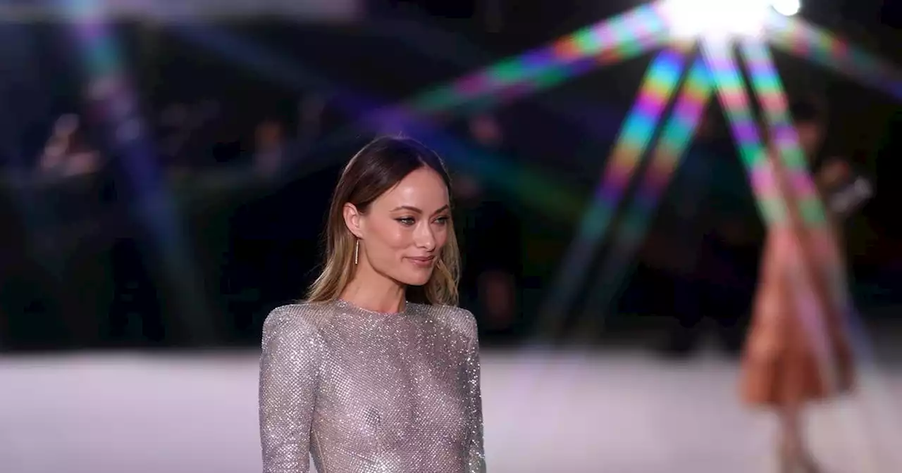 Poitrine nue sous une robe étincelante, Olivia Wilde irradie le gala du musée des Oscars à Los Angeles