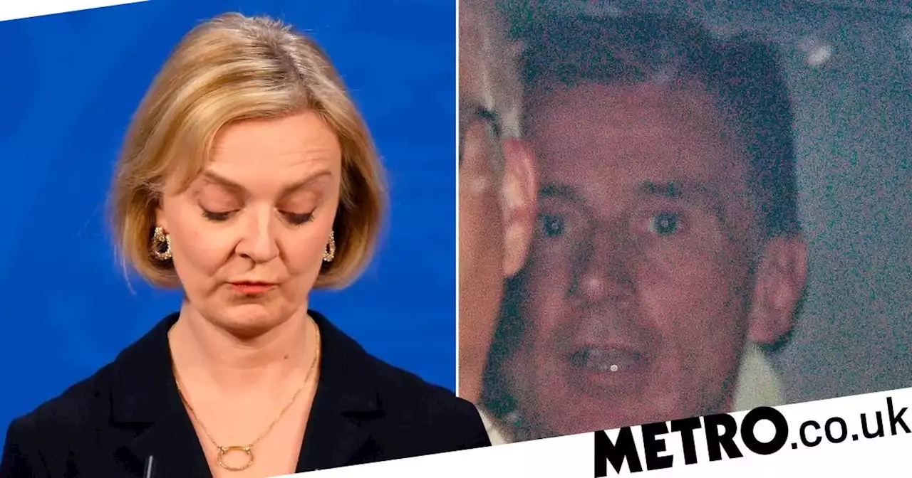 Jeremy Hunt rushes off from Chequers after 'crisis talks' with Liz Truss