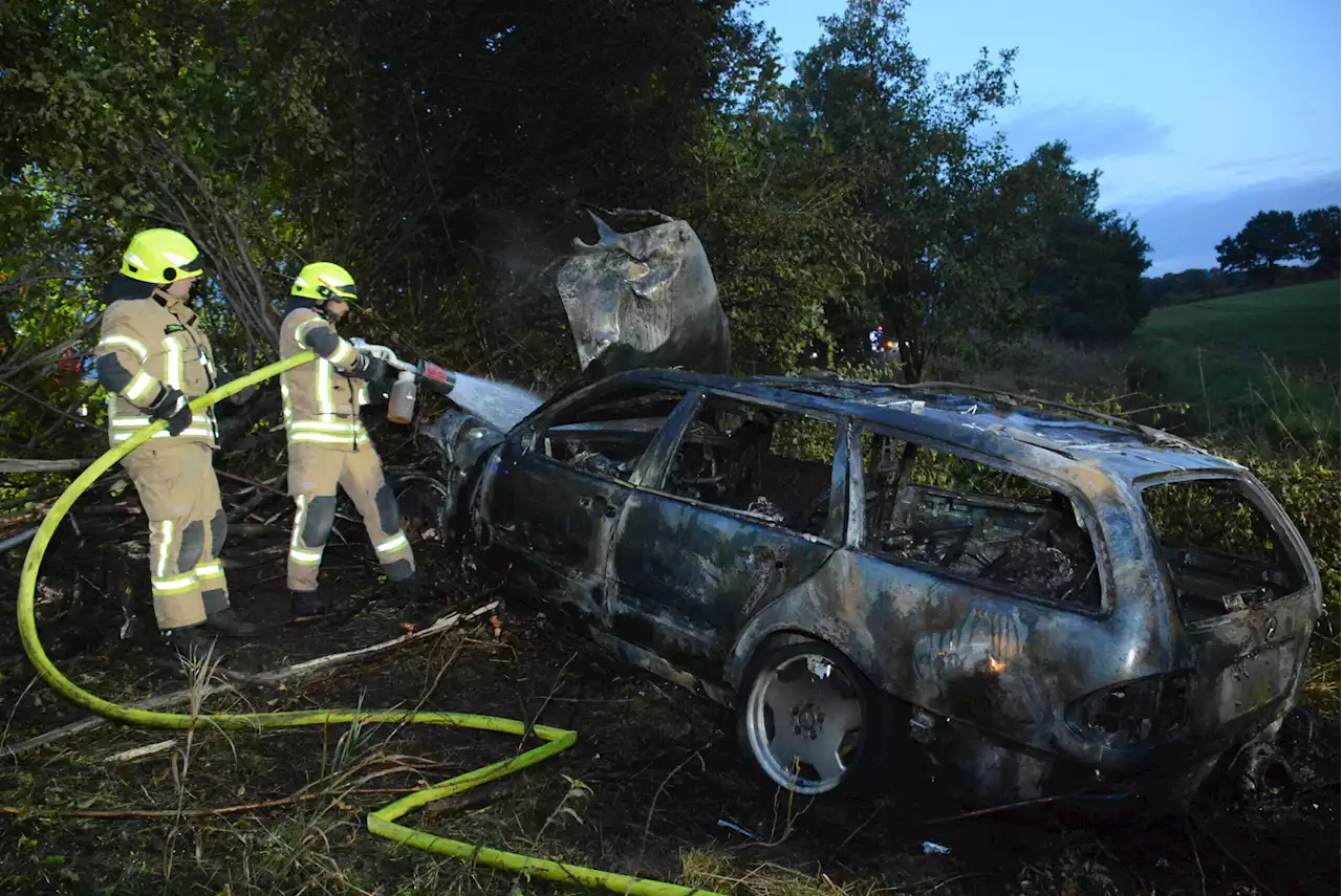 Autobahn im Norden: Mercedes überschlägt sich und geht in Flammen auf