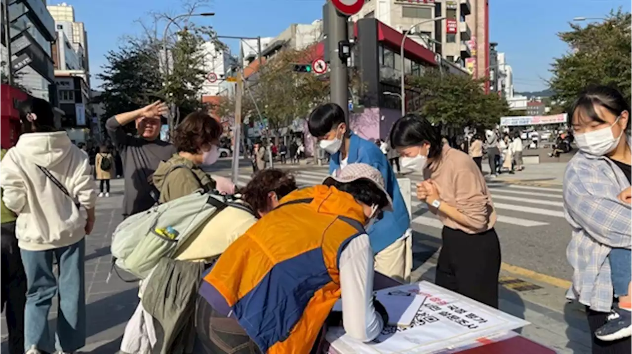 '윤석열 퇴진' 서명운동 받는 대학생들