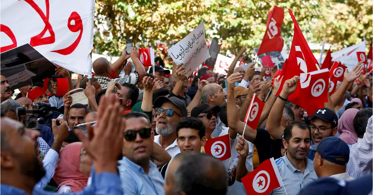 Tunisia police clash with protesters, the second night of protests