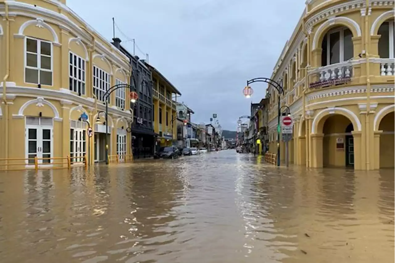 Thailand: Phuket old town under metre-deep flood after overnight storm causing traffic chaos