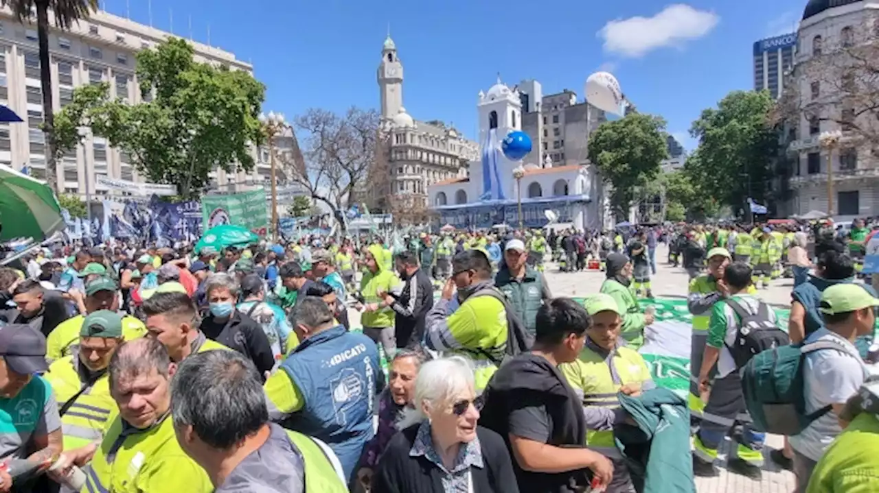 La Plaza de Mayo se prepara para celebrar el Día de la Lealtad peronista