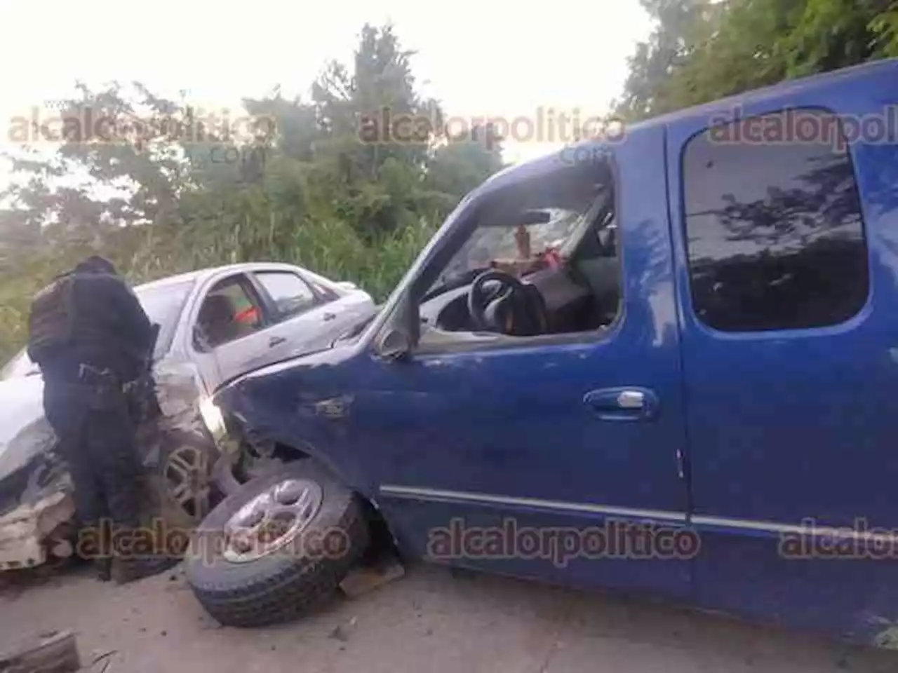 Hombres armados chocaron con moto, automóvil y luego robaron taxi, en Papantla