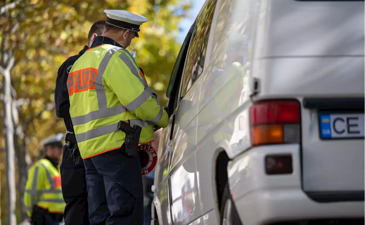 16 Flüchtlinge in Transporter gepfercht - darunter neun Kinder