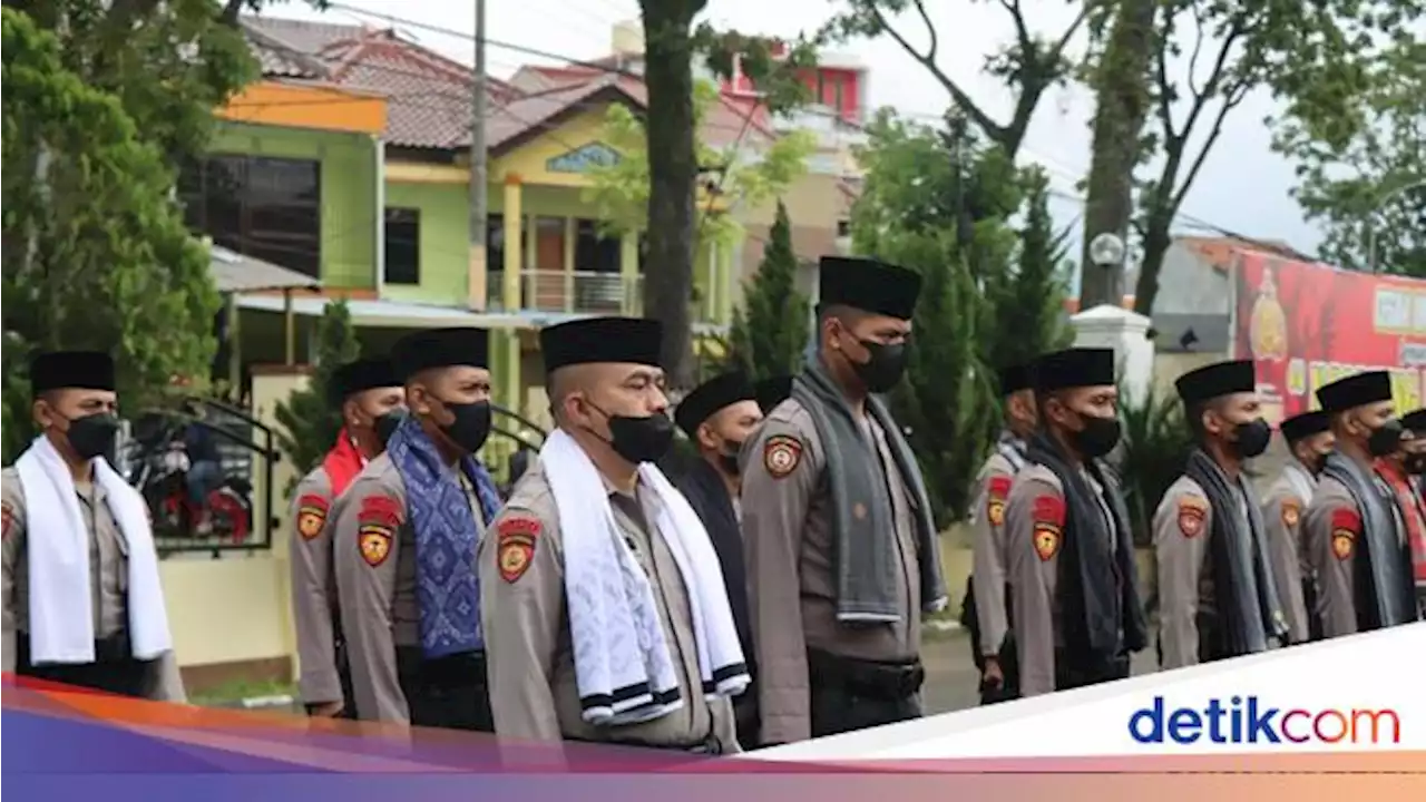 Polisi Garut Berpakaian ala Santri Selama 7 Hari