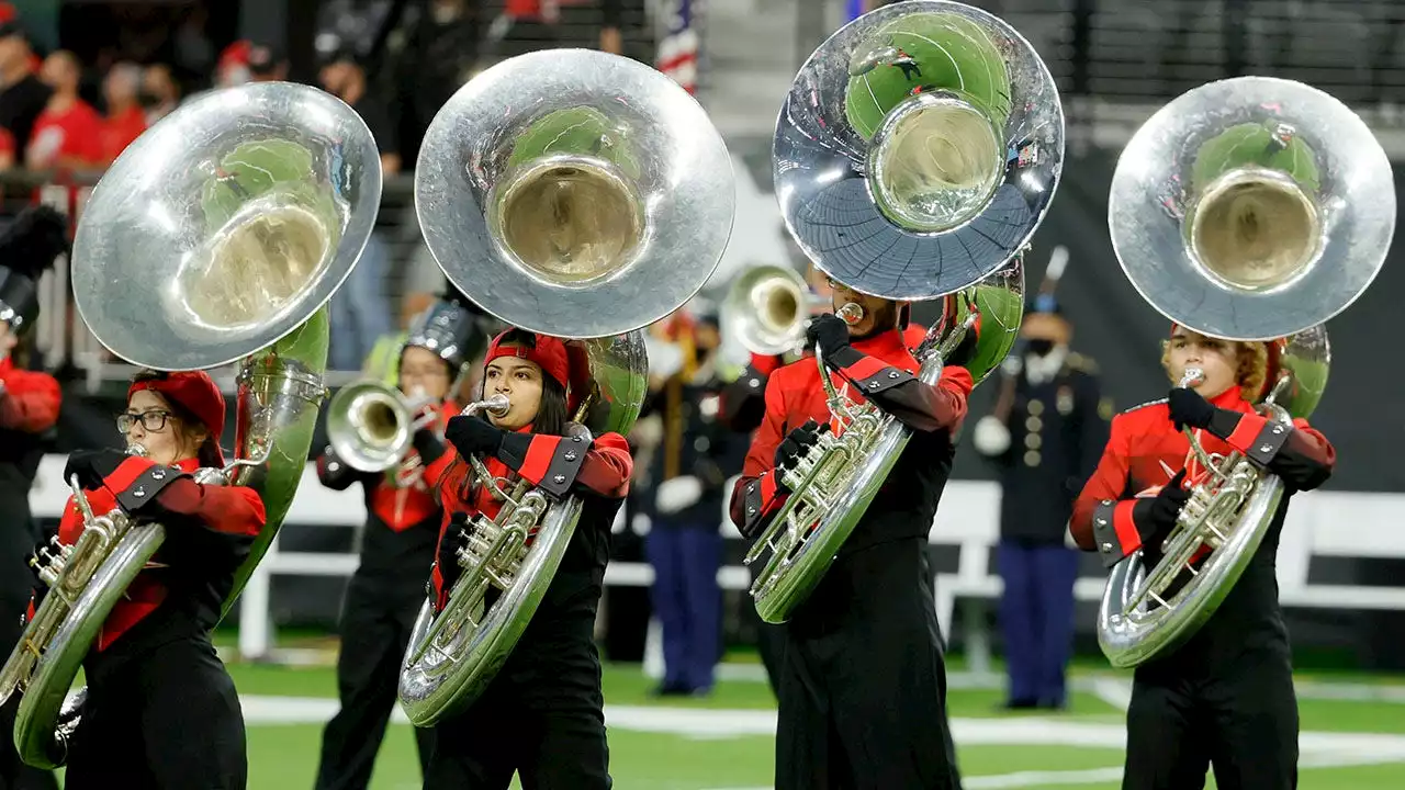 Referee addresses UNLV marching band in odd moment during college football game