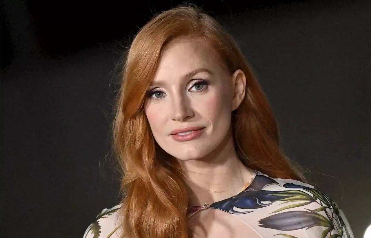 Jessica Chastain (45 ans), époustouflante en robe bustier fendue et cape assortie