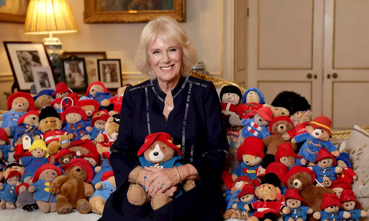 ¿Qué hace la reina Camilla rodeada de ositos Paddington? Esta es la razón de la llamativa imagen