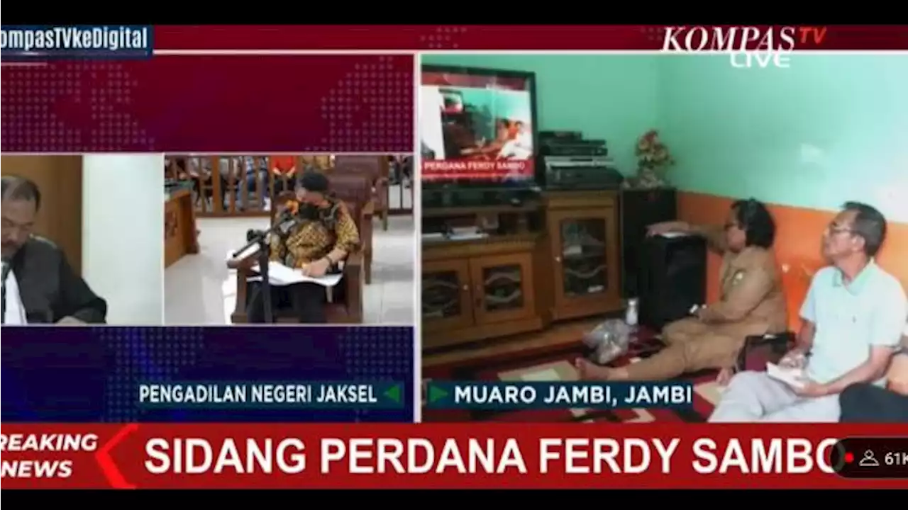 Ayah dan Ibu Brigadir J Nonton Bareng Sidang Perdana Ferdy Sambo via Televisi