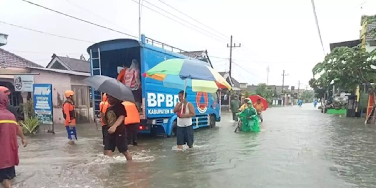 Banjir Kepung Lima Lokasi di Blitar, BPBD Siagakan Perahu Karet untuk Evakuasi | merdeka.com