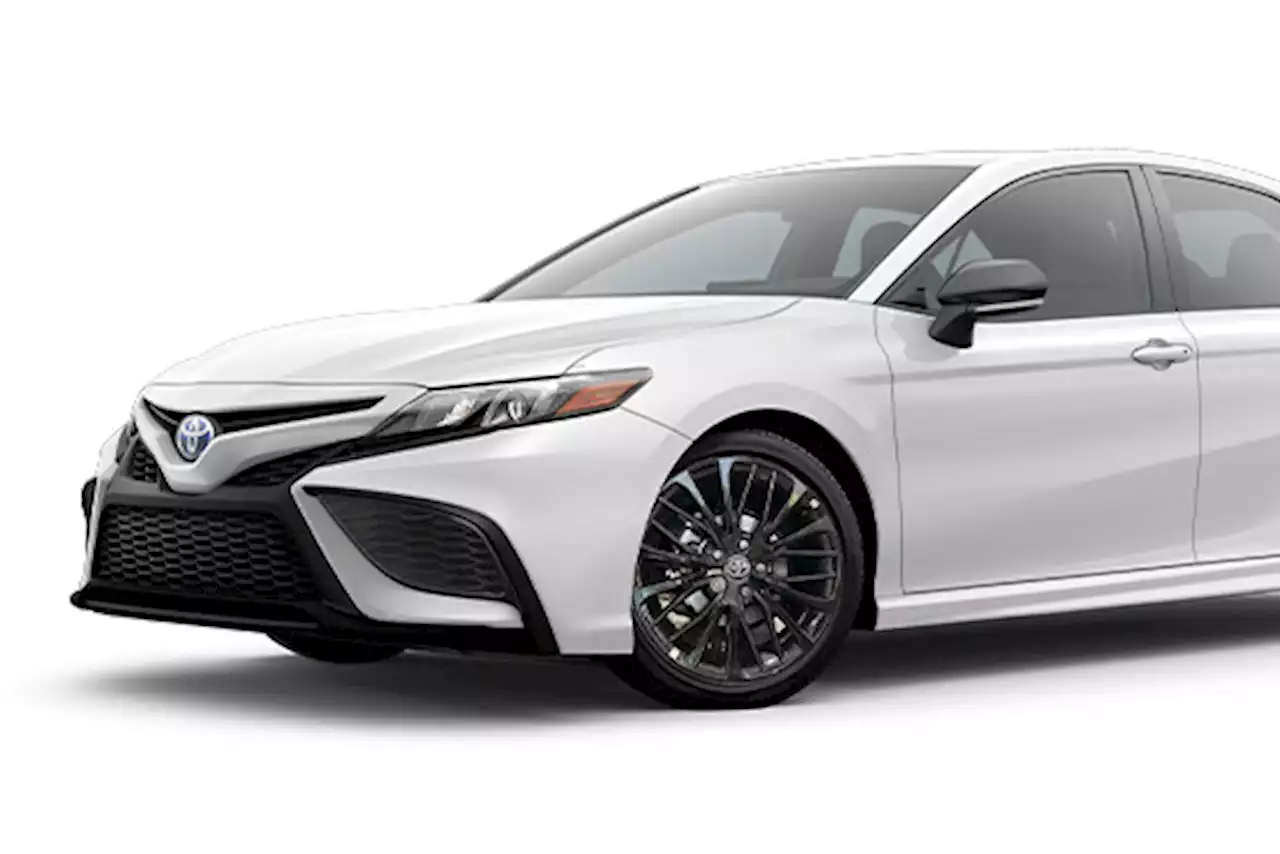 Toyota Camry 2023 agrega dos nuevas versiones híbridas para México