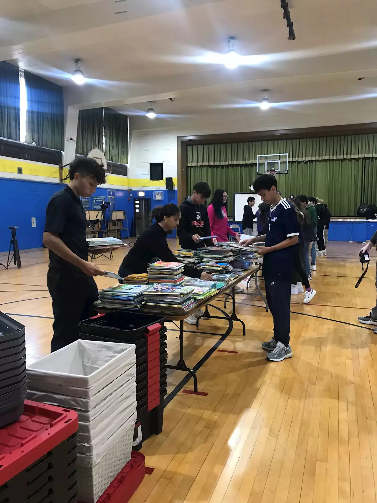 Student-Athletes Donate 1,000 Books to Englewood Elementary School