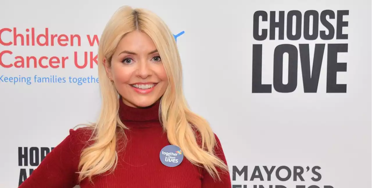 Holly Willoughby wears the perfect transitional dress from M&S - and it's only £39