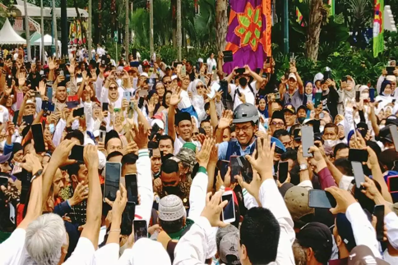 Ribuan Orang Sambut Anies Baswedan di Balai Kota DKI