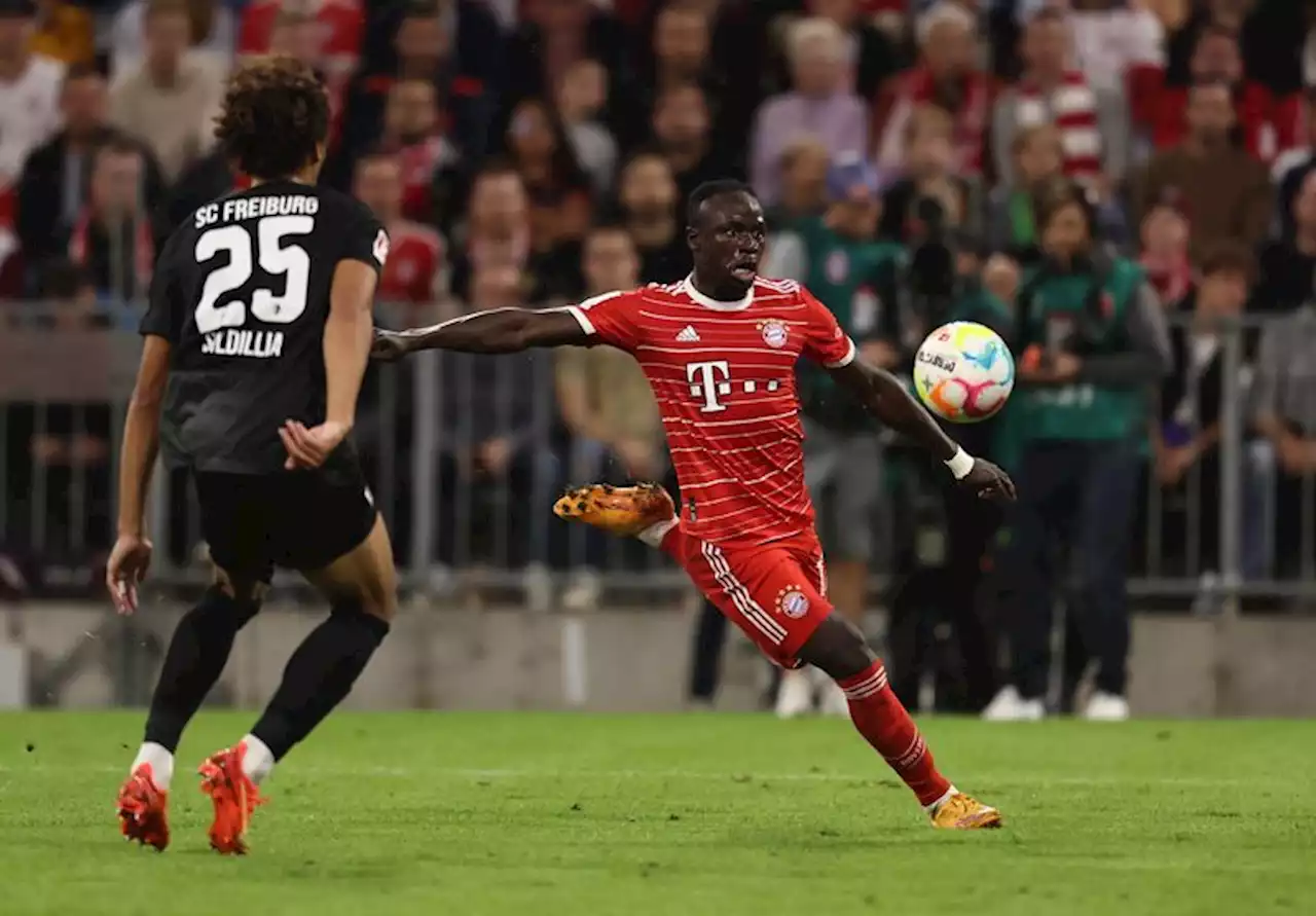 Soccer-Five-star Bayern demolish Freiburg to move into second spot