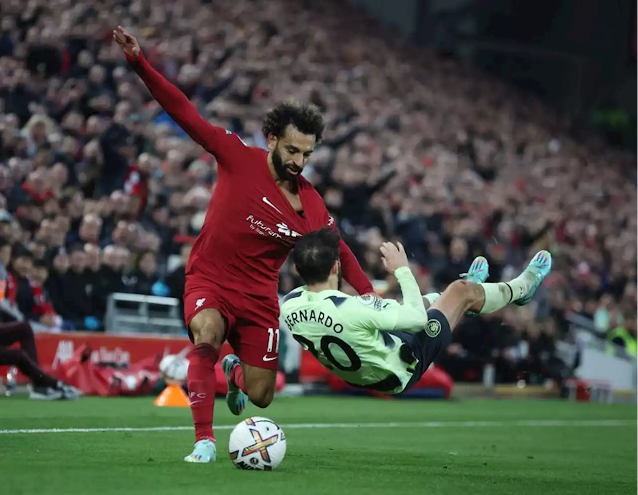 Soccer-Super Salah ignites Liverpool season as Man City lose for first time