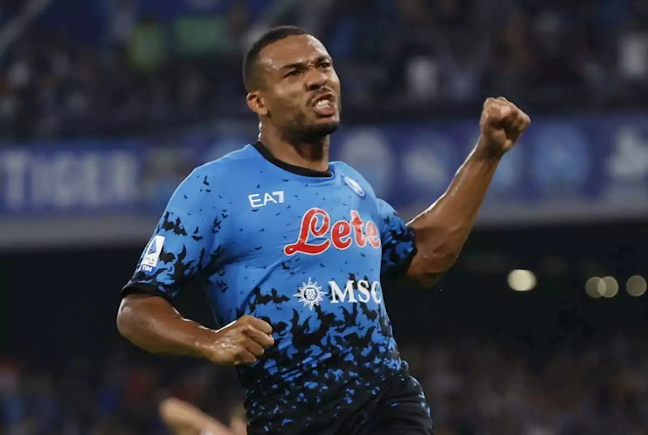 Soccer-Unstoppable Napoli back on top with win over Bologna