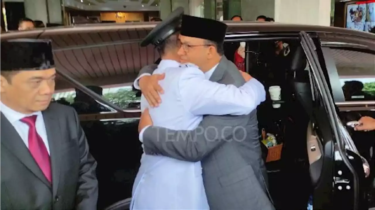 Anies Baswedan Peluk Heru Budi Hartono Setelah Pelantikan Penjabat Gubernur DKI Jakarta