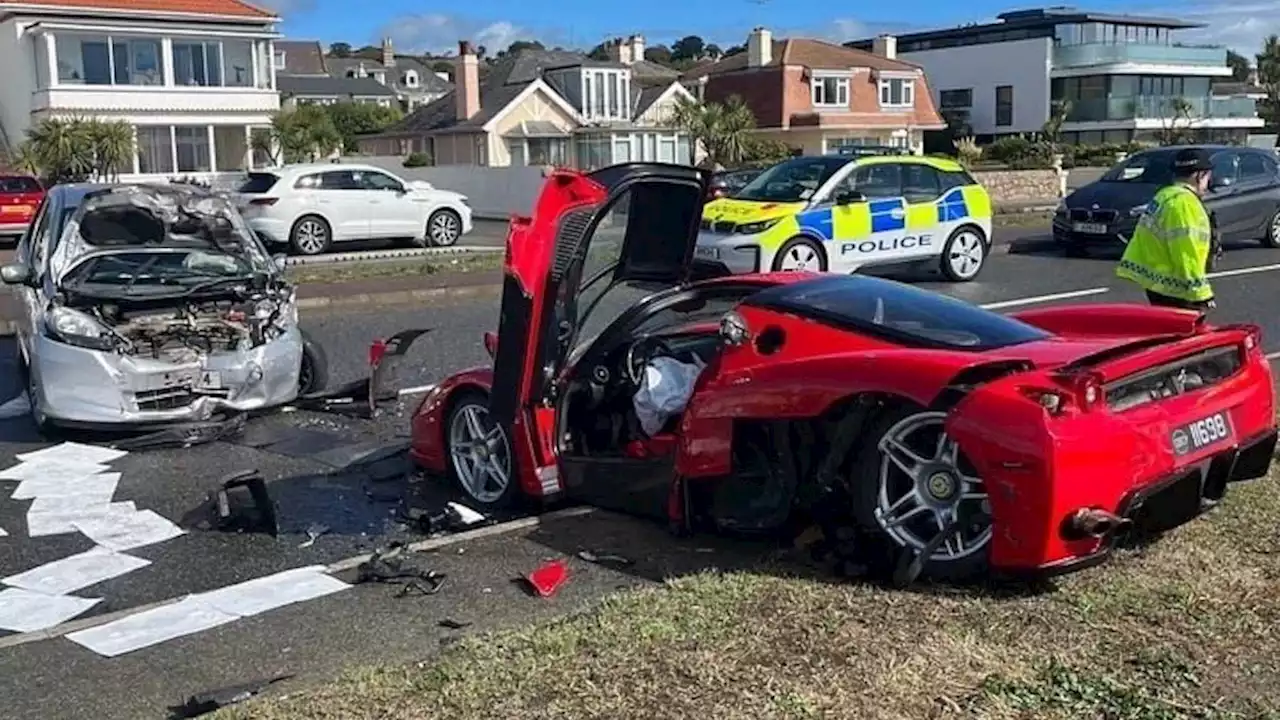 Un Ferrari Enzo quedó destrozado tras accidente en Reino Unido