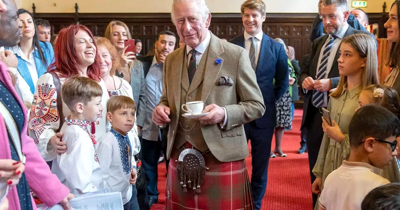 König Charles III. : Ganz anders als Queen Elizabeth: Locker lässig bei einem Termin