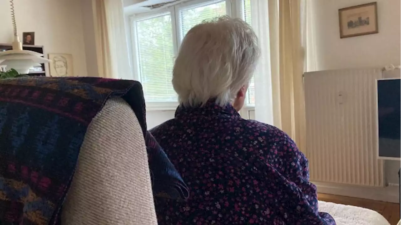 88-årige Bentes endetarm falder dagligt ud: Hun venter på operation på ubestemt tid