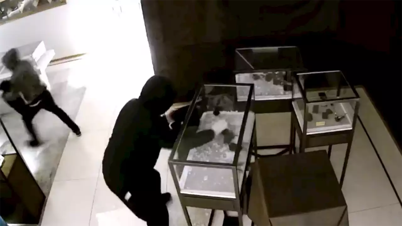 NYPD releases surveillance video of $500,000 jewelry heist in Manhattan