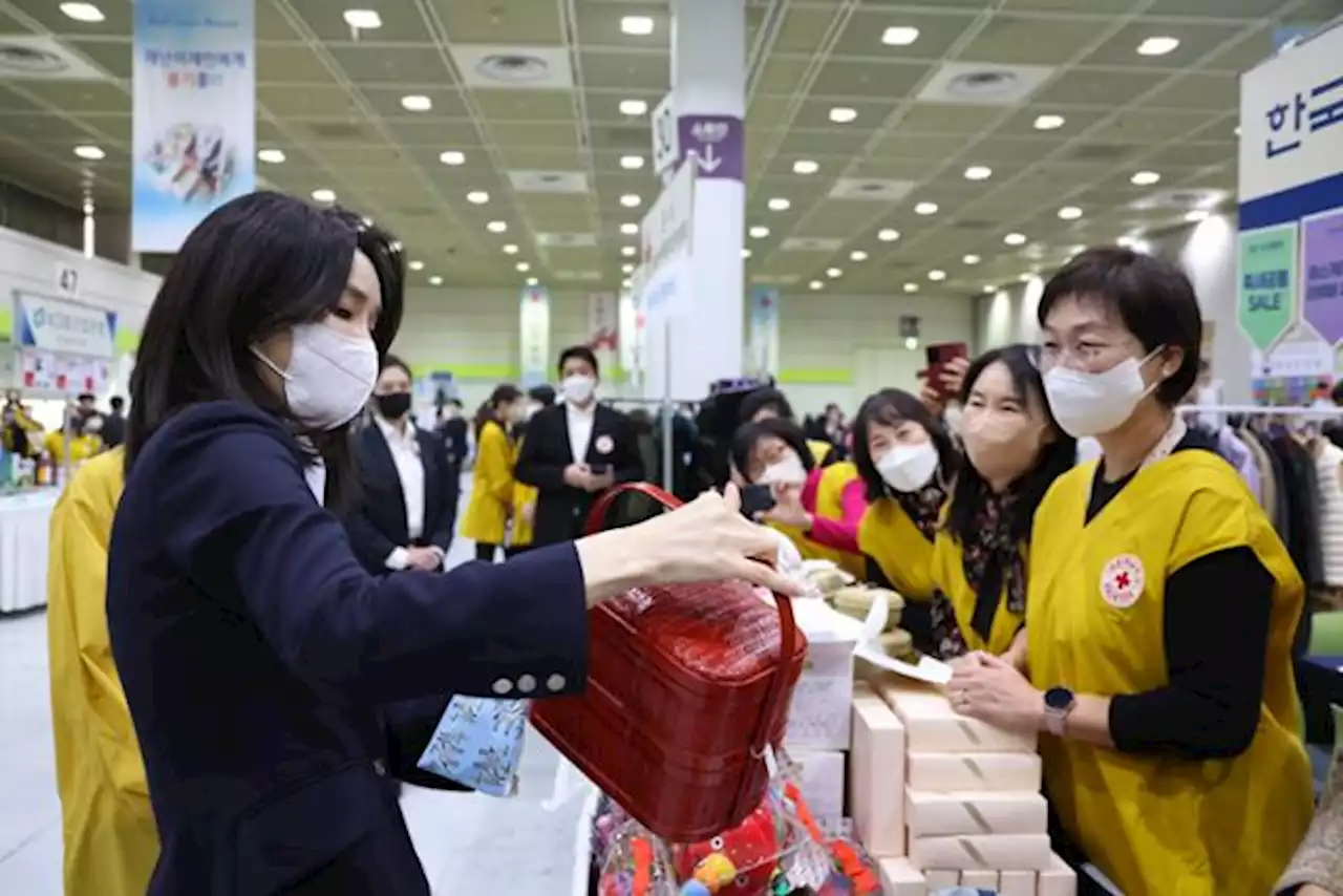 김건희 여사의 '조용한 봉사'…적십자사 바자 참석