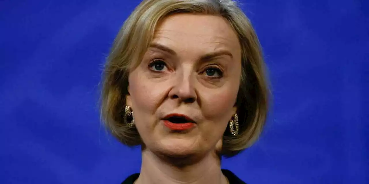 Royaume-Uni : Liz Truss, « désolée », s’accroche à son poste