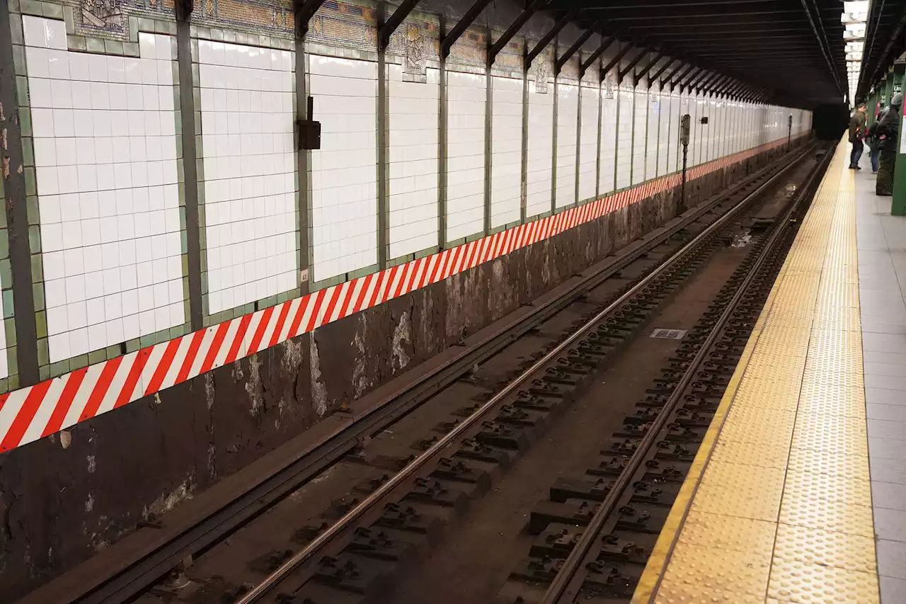 Man dead after being shoved in front of subway in Queens in yet another transit fatality