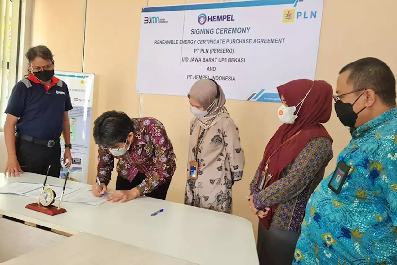 PLN Bekasi Serahkan 840 Unit REC kepada PT Hempel Indonesia