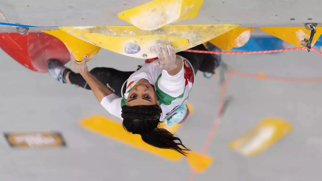 Iranian rock climber arrives back in Tehran after competing without hijab