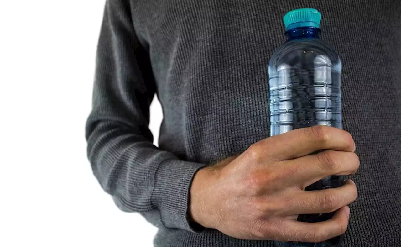 Acusan a conserje por orinar en una botella de agua de una empleada y contagiarla de una enfermedad venérea